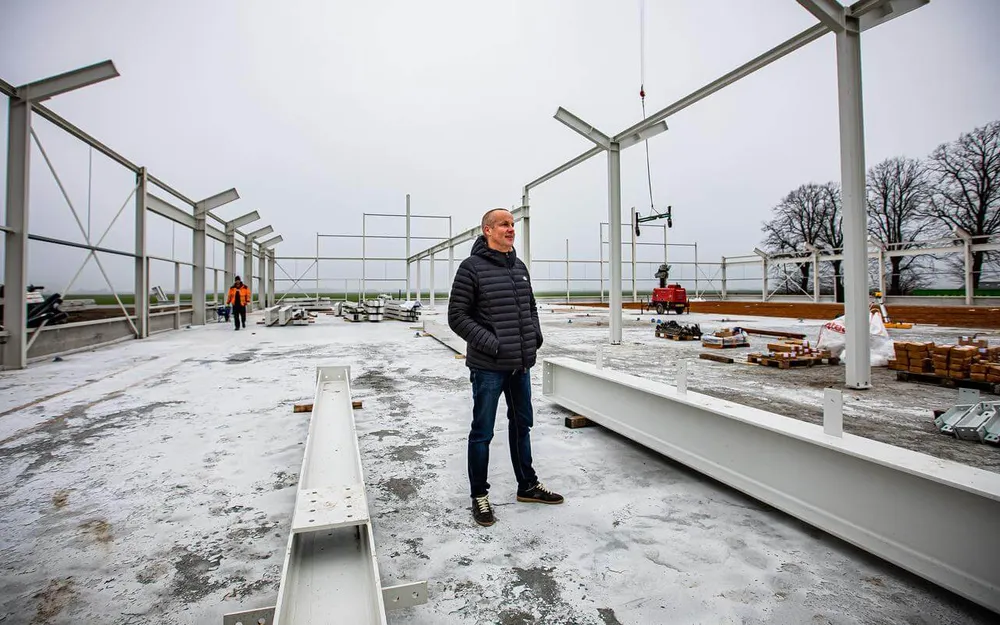 De eigenaar van Holigram op de bouwplaats van de teeltfaciliteit in Nieuw-Beerta — stalen draagconstructie in aanbouw.